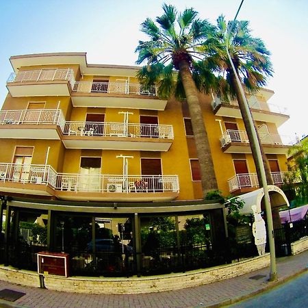 Hotel Jole Marina dʼMarina dʼAndora Екстериор снимка