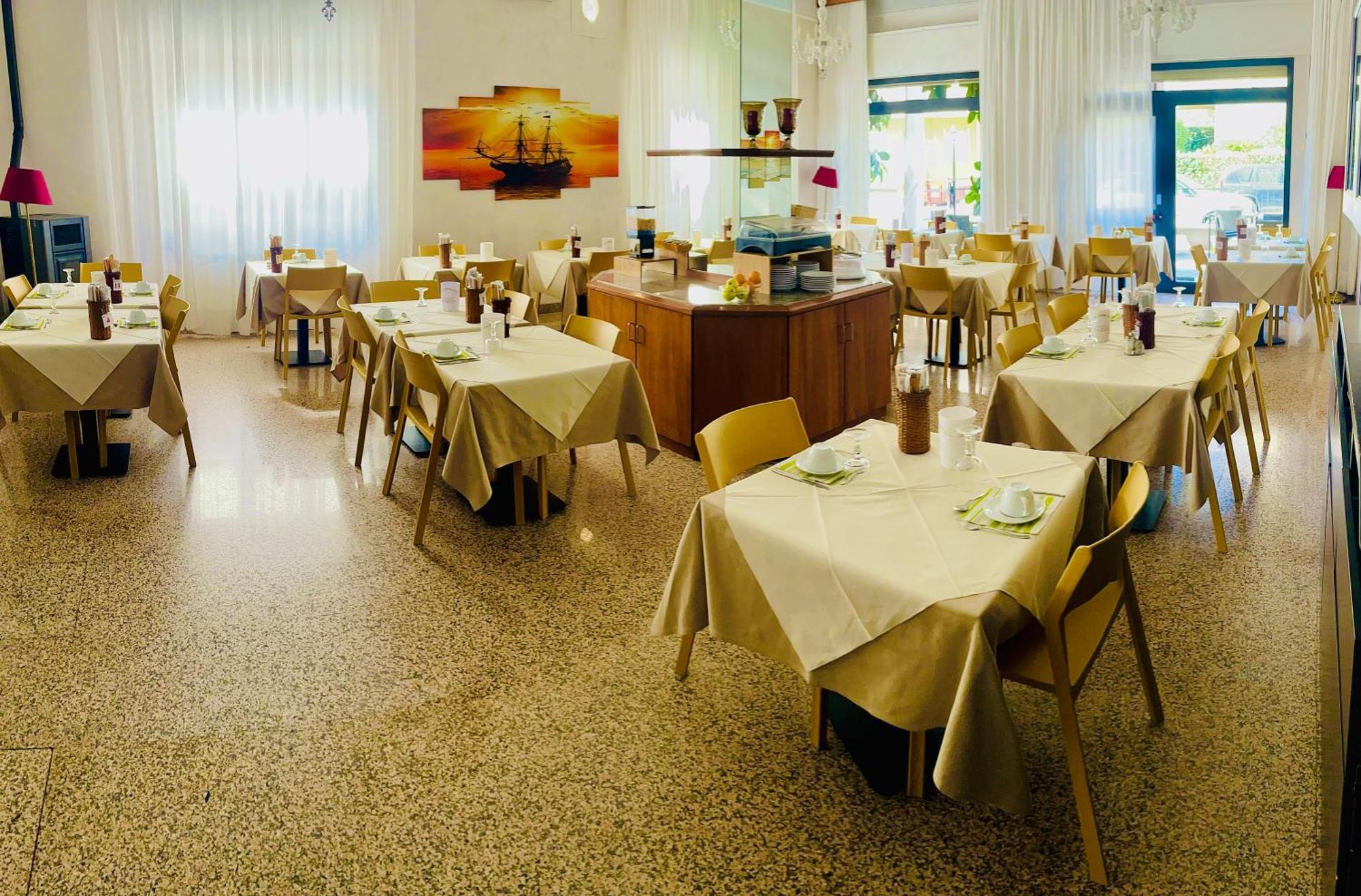Hotel Jole Marina dʼMarina dʼAndora Екстериор снимка